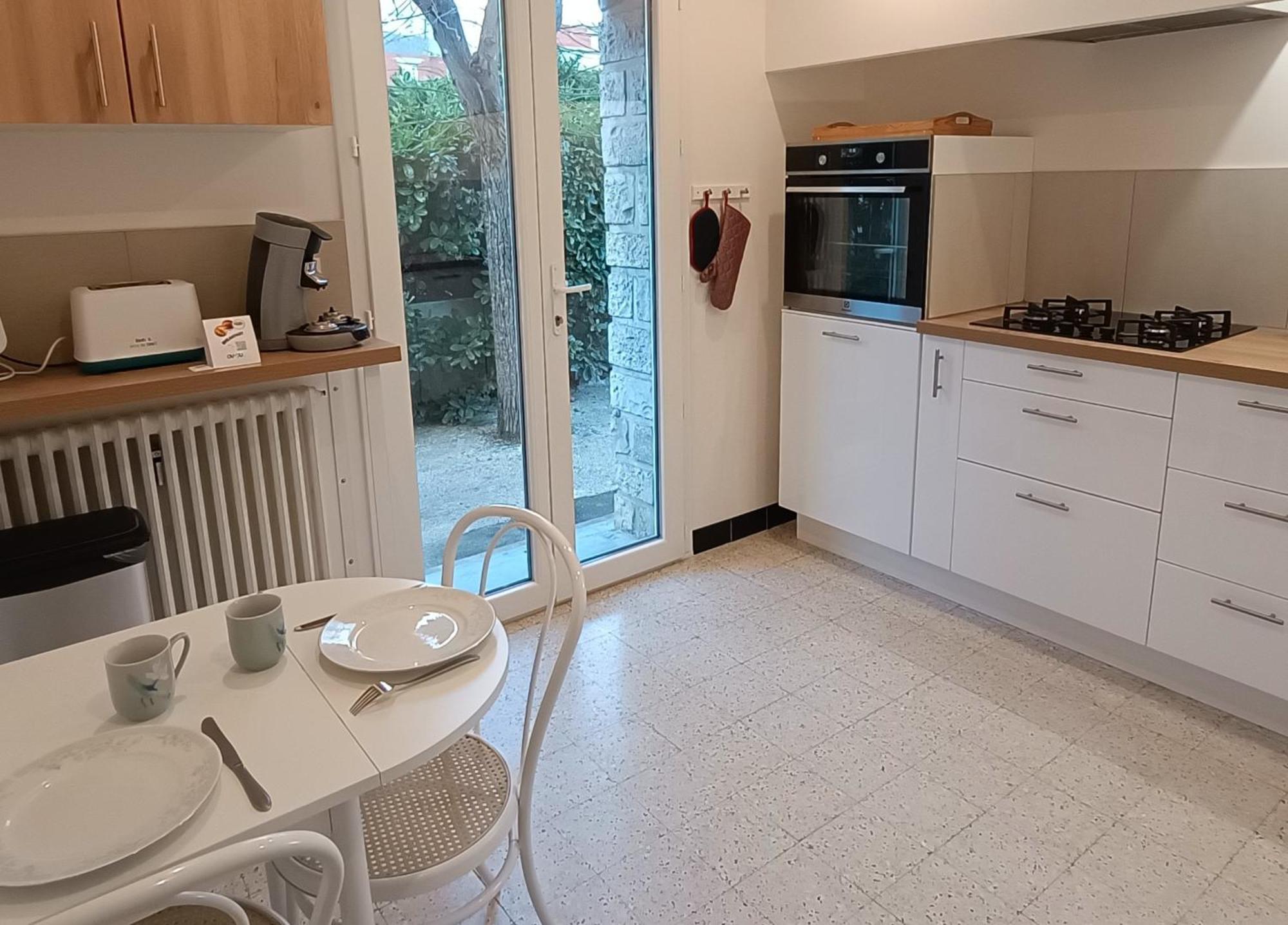 Grand Appartement, 2 Chambres Et Jardin Nîmes Esterno foto